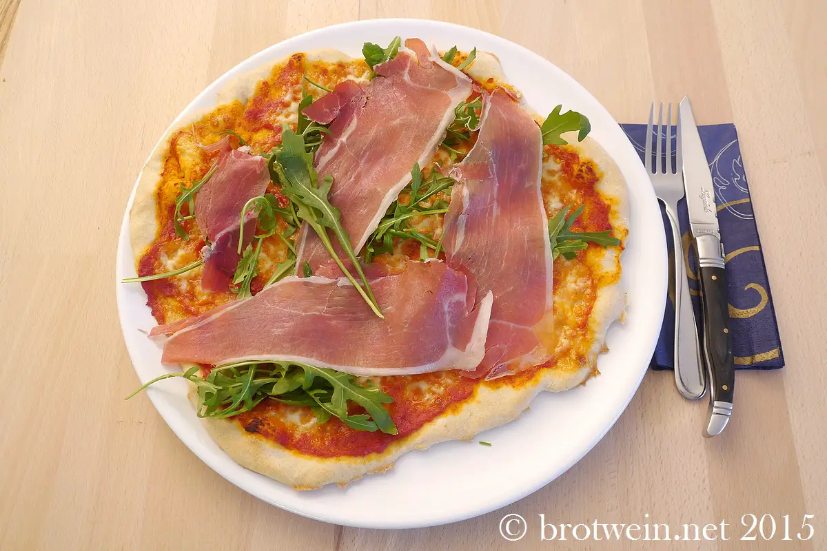 Pizza mit Parmaschinken und Rucola - Brotwein
