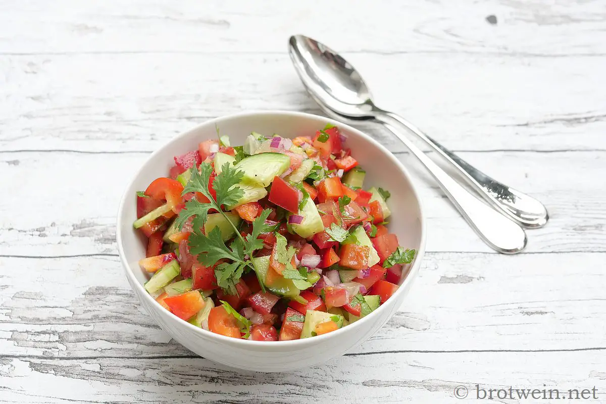 Tomate Gurke Salat - Rezept für israelischen Salat