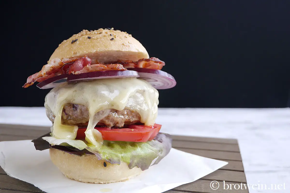 Hamburger Bacon, Cheese & Onions - Burger mit Speck, Käse & Zwiebeln