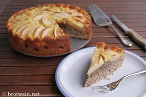 Apfel-Nuss-Kuchen mit Haselnuss, Walnuss, Äpfeln und Rahmguss