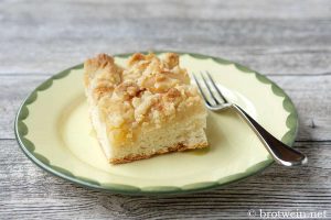 Apfelkuchen mit Streusel und Hefeteig vom Blech