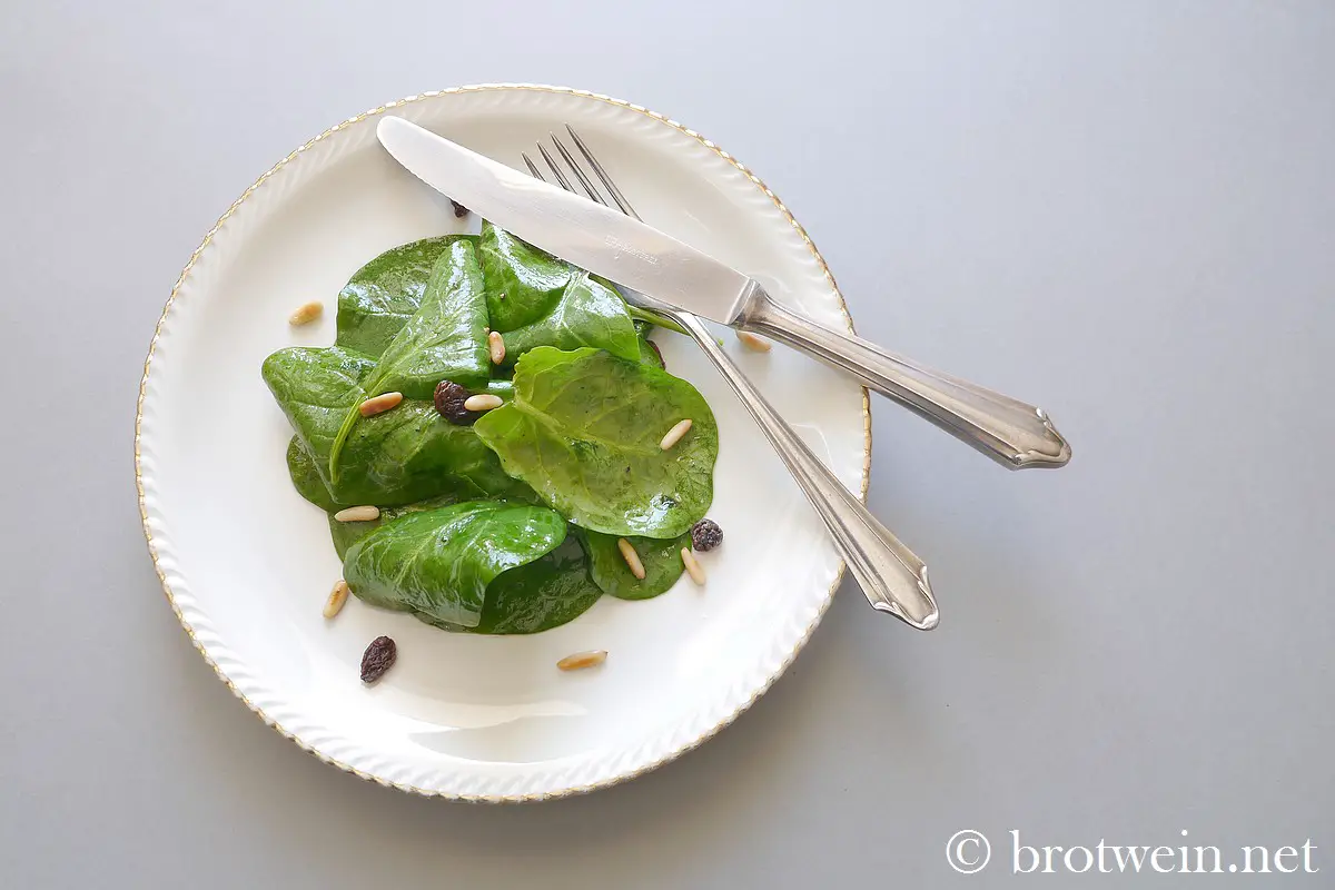 Babyspinat als Salat - Spinatsalat mit Pinienkerne und Rosinen
