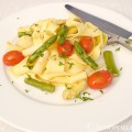 Bandnudeln mit Spargel und Kirschtomaten