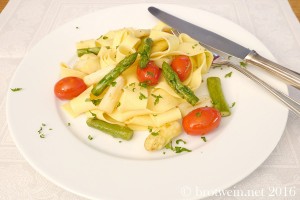 Bandnudeln mit Spargel und Kirschtomaten