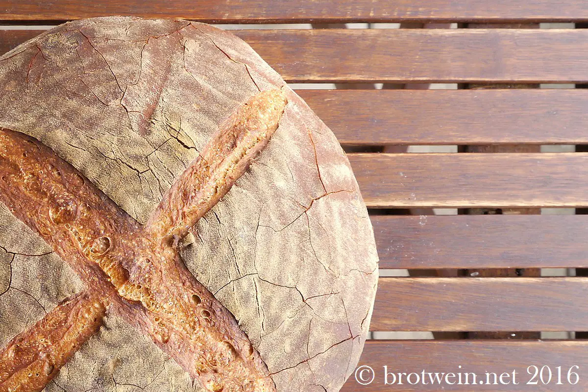 Brot: Mildes Bauernbrot mit krachender Kruste und Sauerteig