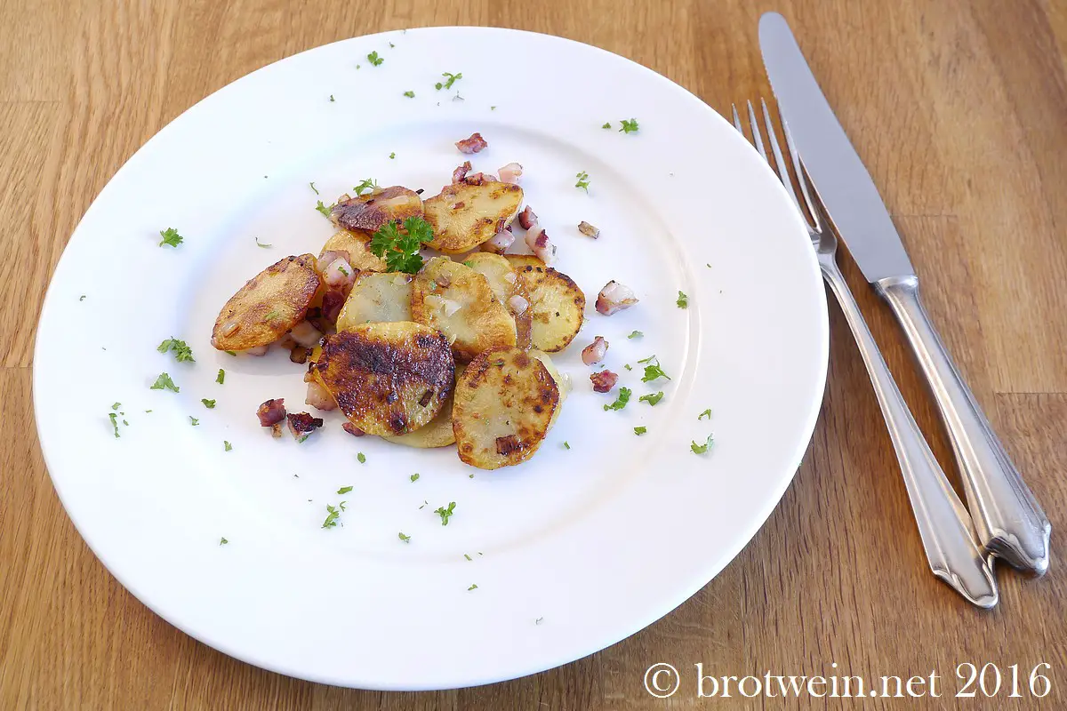 Bratkartoffeln mit Speck aus rohen Kartoffeln