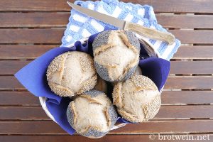 Brötchen: Mohn- und Sesambrötchen mit Sauerteig