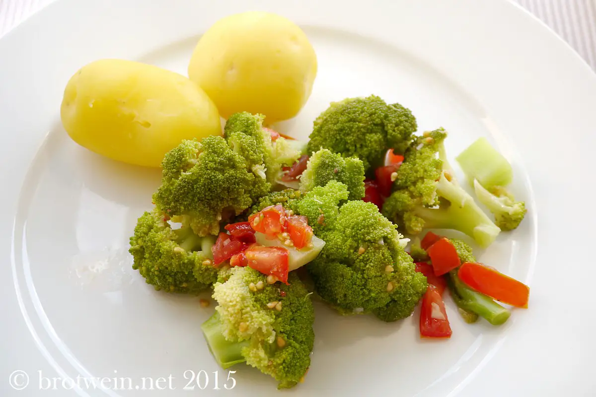 Brokkolisalat mit Tomaten