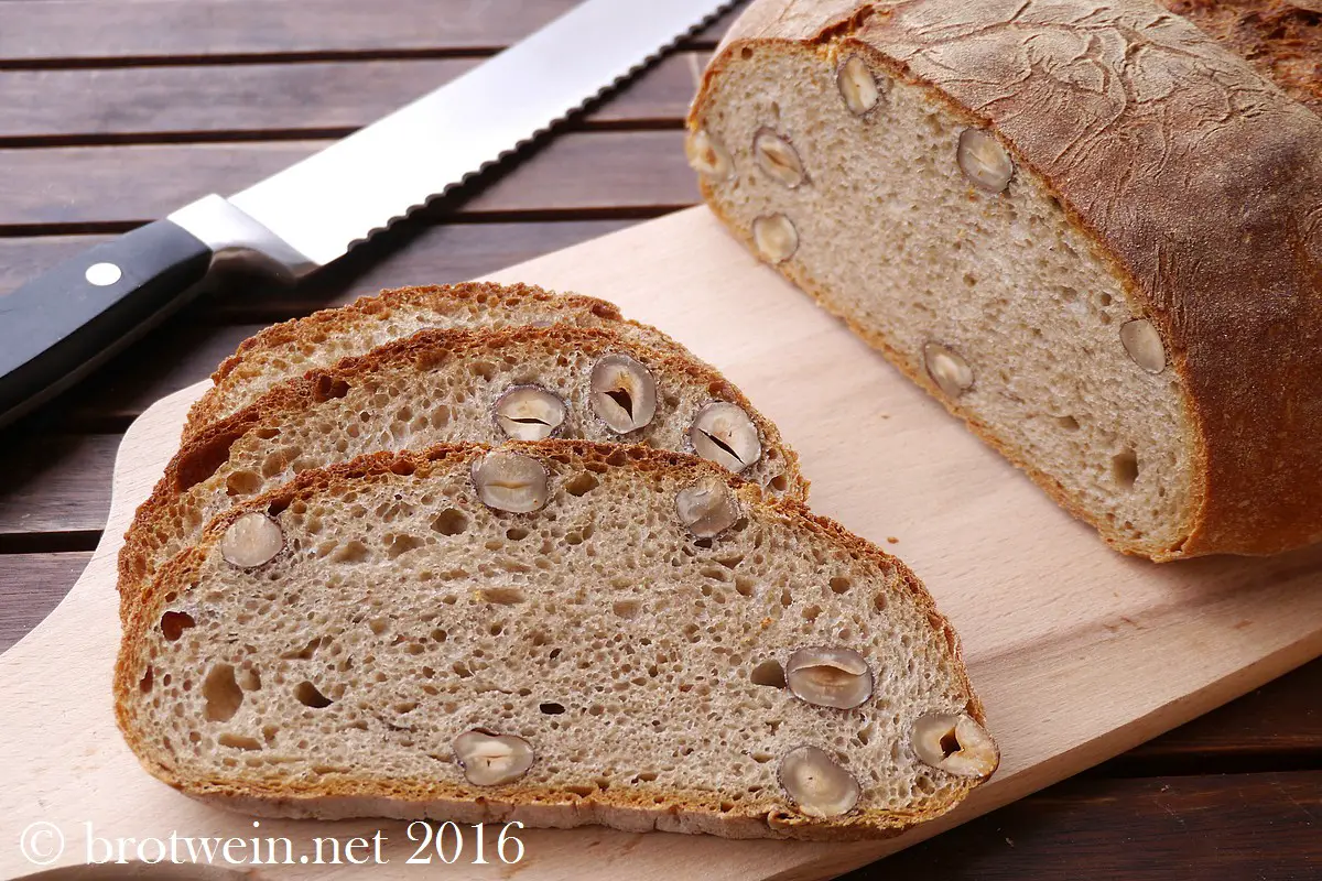 Brot: Haselnussbrot mit Sauerteig und Vorteig