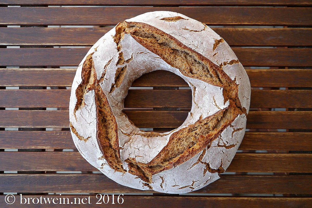 Brot: Roggen-Weizen-Ring 75:25 mit Sauerteig