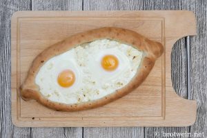 Chatschapuri - georgische Käse-Brot-Fladen