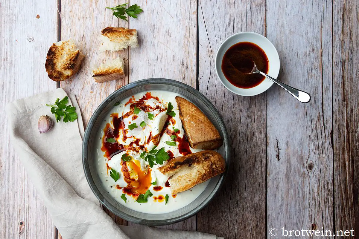 Cilbir - Rezept für türkische Eier mit Joghurt