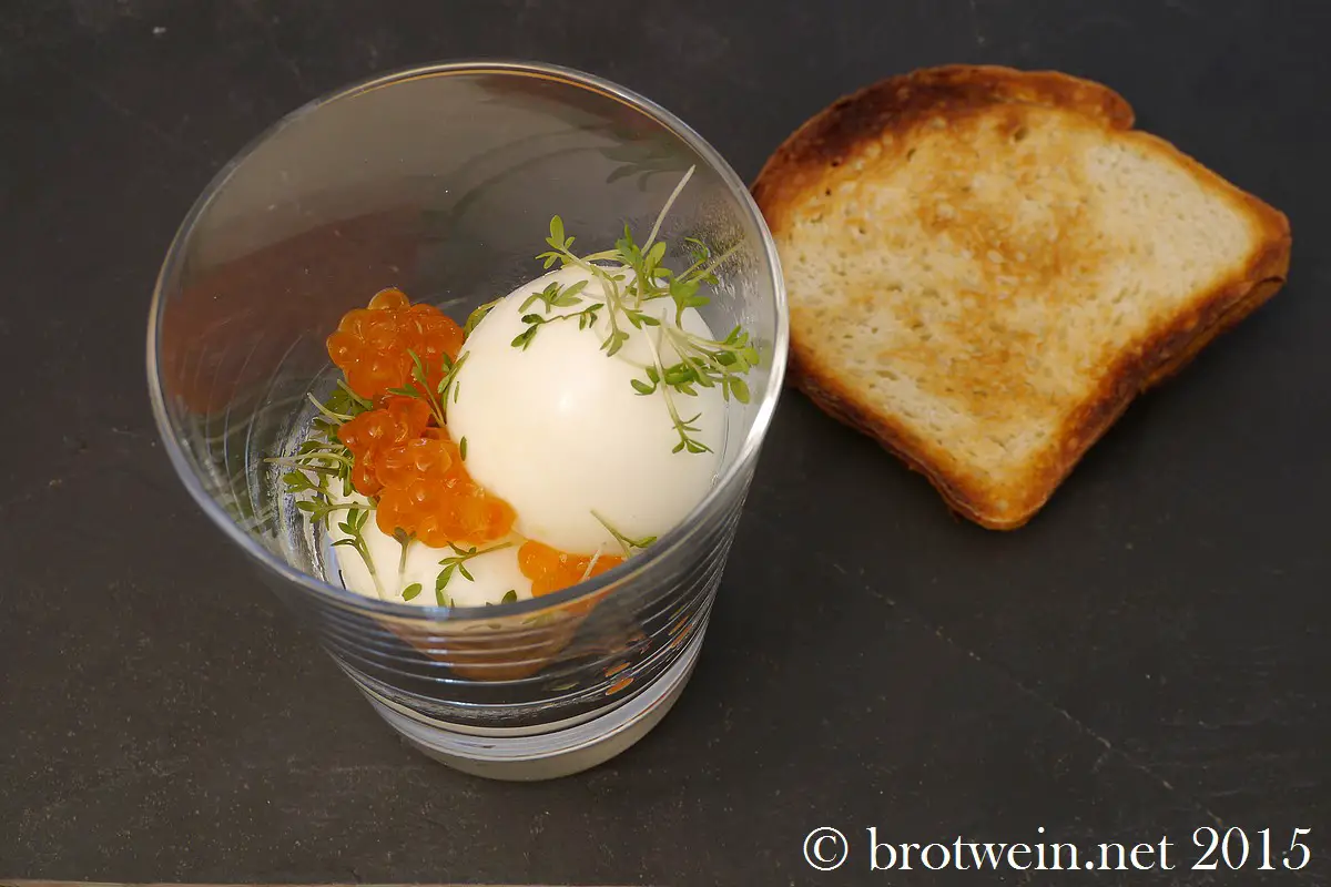 Eier im Glas mit Lachskaviar