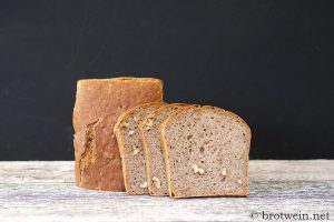 Emmerbrot mit Hefe und Walnüssen