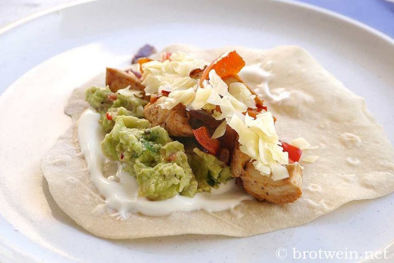 Chicken Fajitas mexikanische Wraps mit Hähnchen und Paprika Brotwein