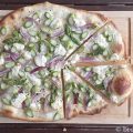 Flammkuchen mit grünem Spargel und Ziegenfrischkäse