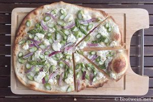 Flammkuchen mit grünem Spargel und Ziegenfrischkäse