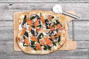 Flammkuchen mit Lachs und Spinat