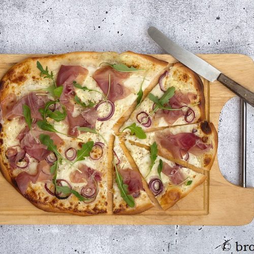 Flammkuchen mit Schinken und Rucola