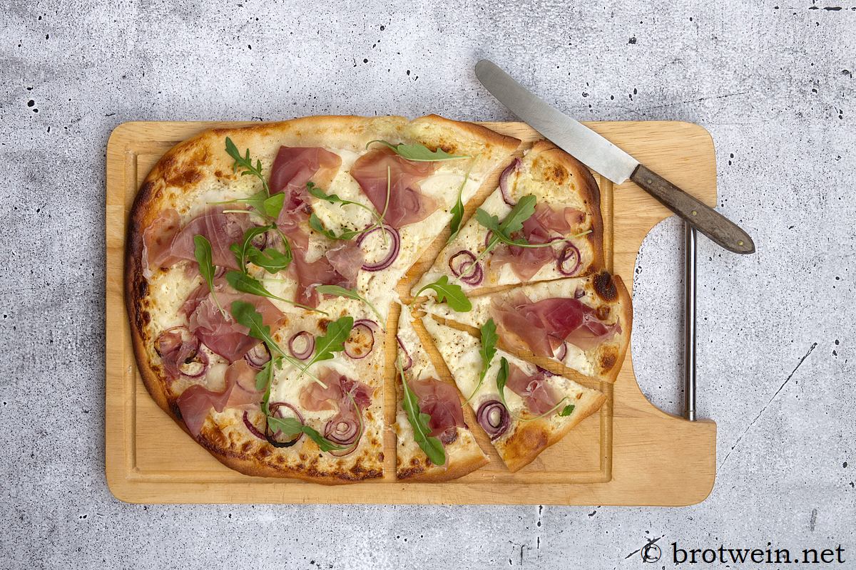 Flammkuchen mit Schinken und Rucola