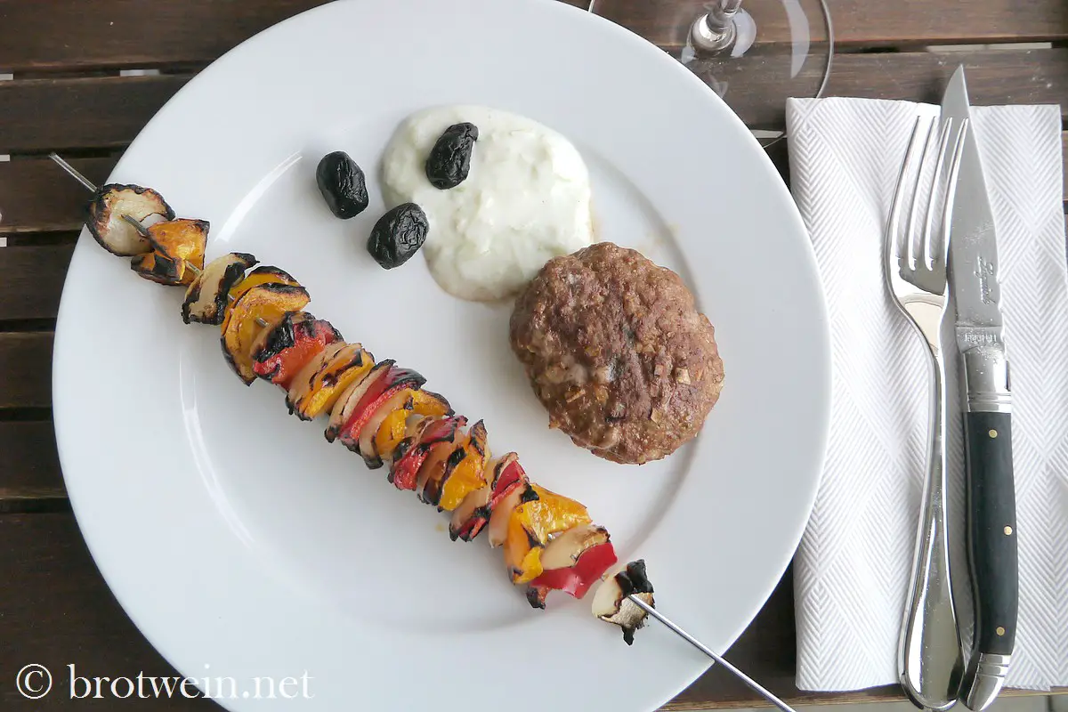 Bifteki mit Schafskäse vom Grill (griechische Frikadelle, Hacksteak mit Feta gefüllt)