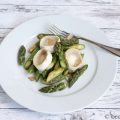 Gebratener grüner Spargel mit Ziegenkäse
