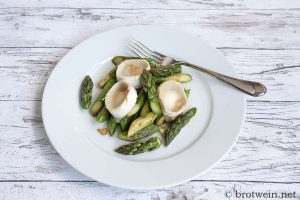 Gebratener grüner Spargel mit Ziegenkäse