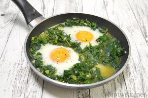 Grünes Shakshuka mit Spinat und Ei