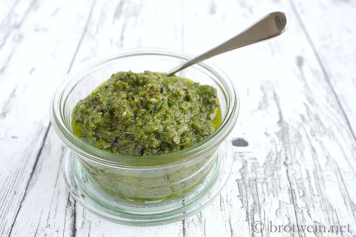 Grünkohl-Pesto mediteran mit Oliven und Kapern