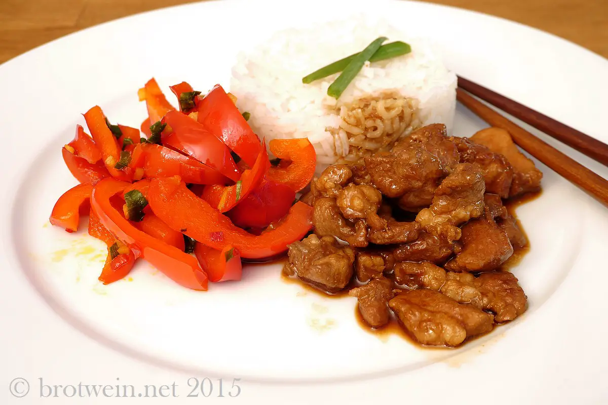 Gebratenes Schweinefleisch mit Paprika und Reis, asiatisch