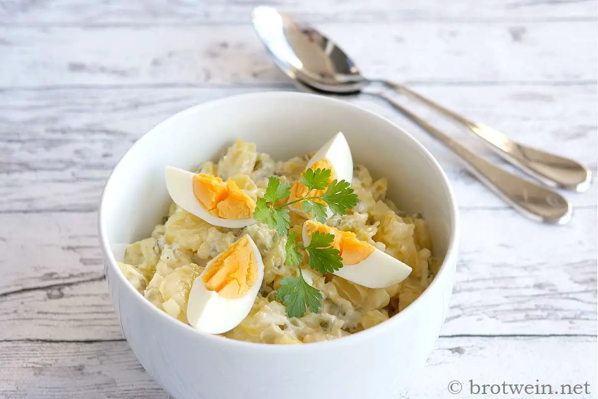 Kartoffelsalat mit Mayonnaise, Gurke und Ei – Berliner Art