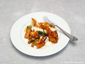 Würzige Kürbis-Sellerie-Kartoffeln aus dem Ofen mit Kichererbsen