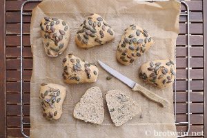 Brötchen: kräftige Kürbiskernbrötchen mit Roggenmehl und Sauerteig