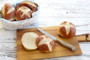 Laugengebäck: Laugenbrötchen & Laugenstangen selber backen