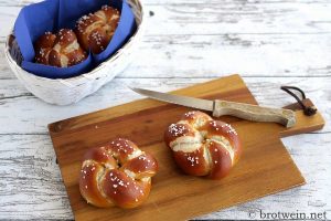 Laugenknoten Rezept - formen und selber backen