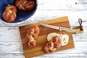 Laugenzopf Rezept - Laugenzöpfe selber backen