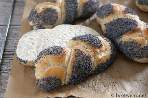 Mohnzopf / Mohnflesserl - Mohnbrötchen als Zopf geflochten