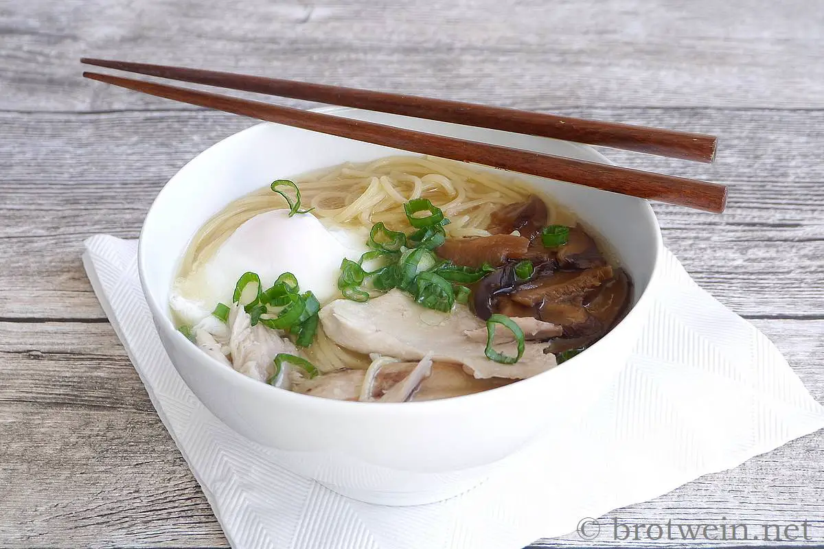 Ramen-Suppe mit Hühnchen & Ei - japanische Nudelsuppe