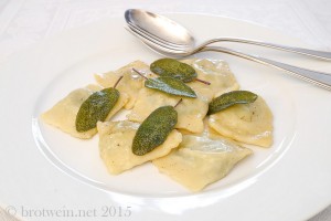 Ravioli mit Spinat-Ricotta-Füllung und Salbei-Butter