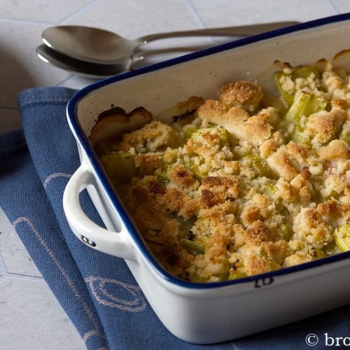 Rhabarber Crumble Rezept - knusprige Streusel