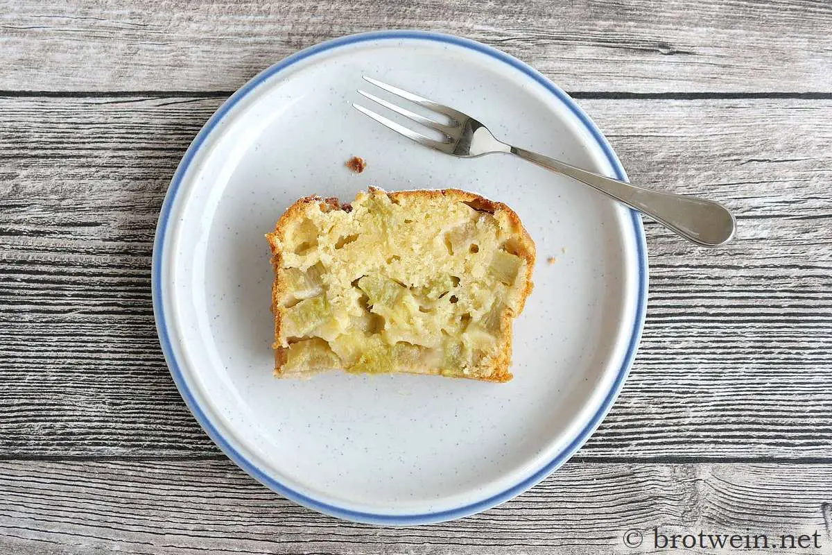 Rhabarber-Joghurt-Kuchen in der Kastenform als Rührkuchen