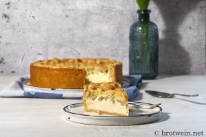 Rhabarber Käsekuchen mit Streuseln