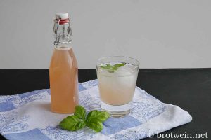 Rhabarber-Sirup mit Basilikum