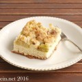 Rhabarber-Streuselkuchen vom Blech mit Hefeteig