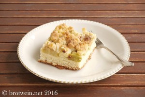 Rhabarber-Streuselkuchen vom Blech mit Hefeteig