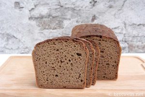Einfaches Roggenbrot in Kastenform