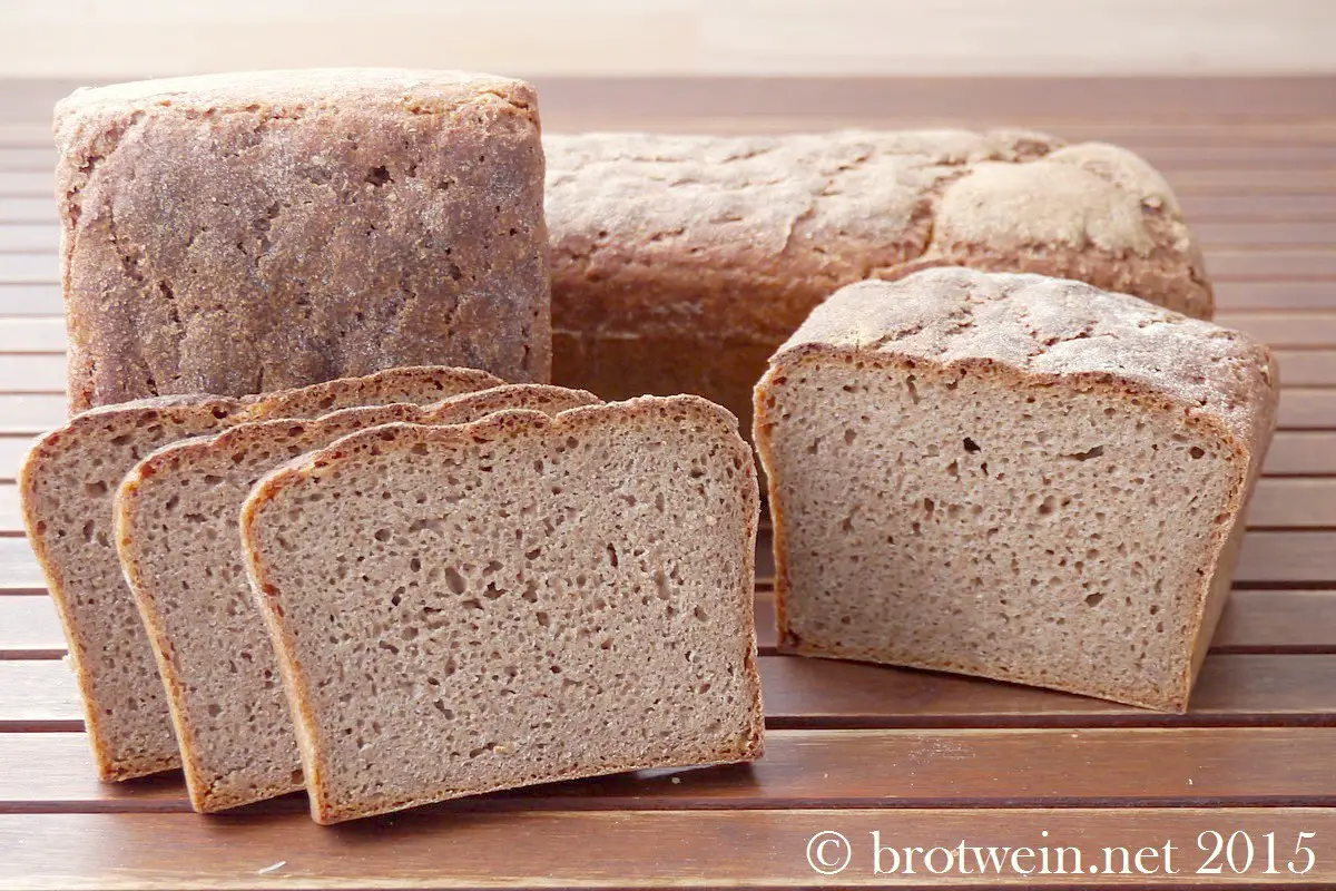 Brot: Roggenbrot mit Schrot und Sauerteig