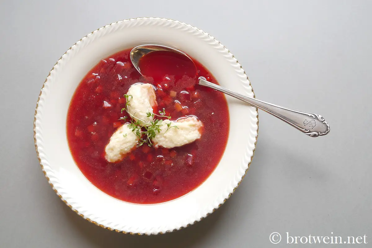 Rote-Bete-Suppe mit Meerettich-Quark-Nocken