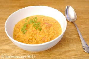 Asiatische rote Linsensuppe mit Kokosmilch