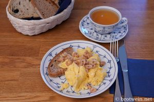 Rührei mit Krabben auf Schwarzbrot - typisch Norddeutsch
